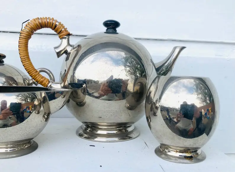 Metawa tea service, teapot with milk jug, and 3 more pots, 2 of which have lids.