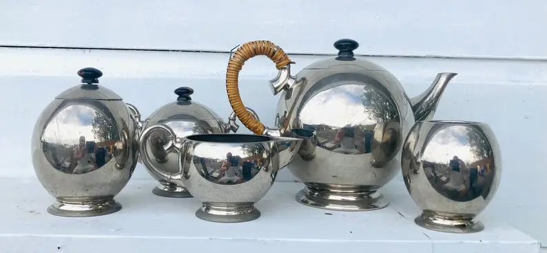 Metawa tea service, teapot with milk jug, and 3 more pots, 2 of which have lids.