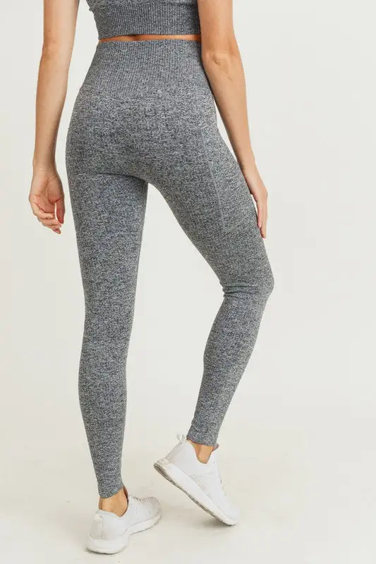 Seamless High-Waisted Leggings With Pocket Detail